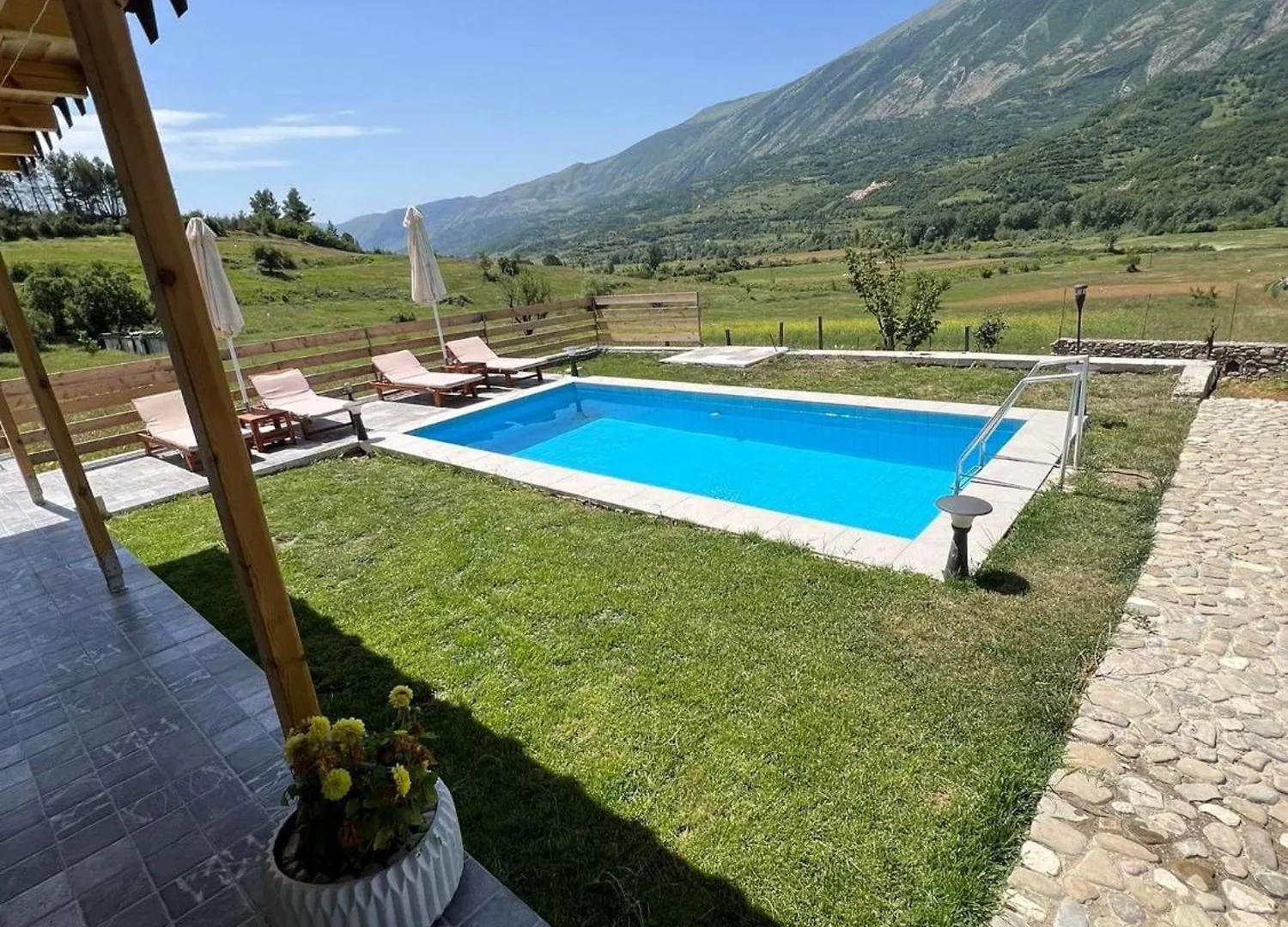 Villa Xheni Fshat i Ri  0*, Fshat i Ri (Gjirokaster) Albania