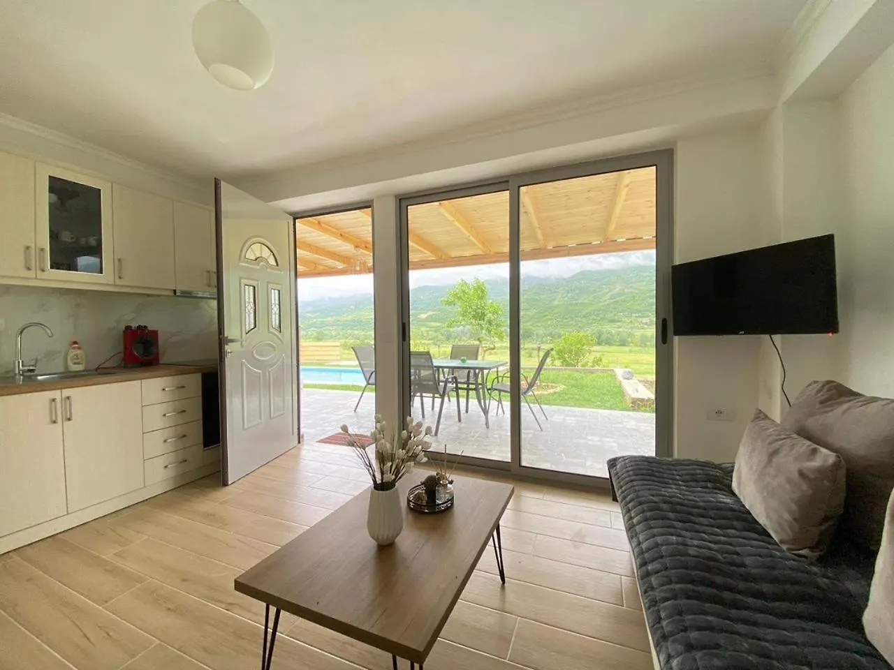 Villa Xheni Fshat i Ri