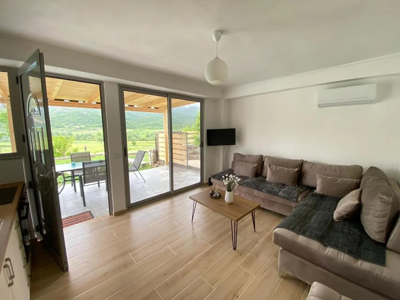 Villa Xheni Fshat i Ri