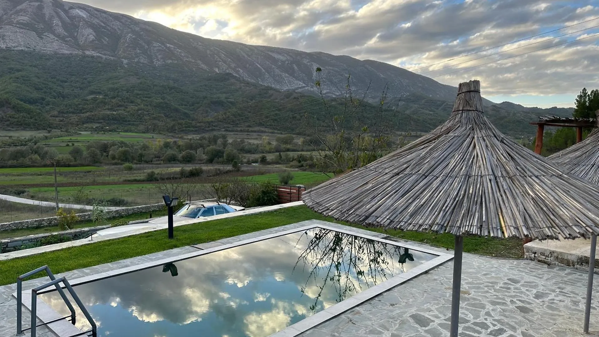 Villa Xheni Fshat i Ri
